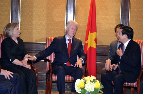 Chủ tịch nước Trương Tấn Sang gặp gỡ vợ chồng cựu Tổng thống Bill Clinton 