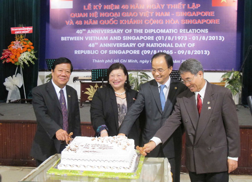 Lãnh đạo TP.HCM và Tổng lãnh sự Singapore tại TP.HCM cắt bánh kỷ niệm