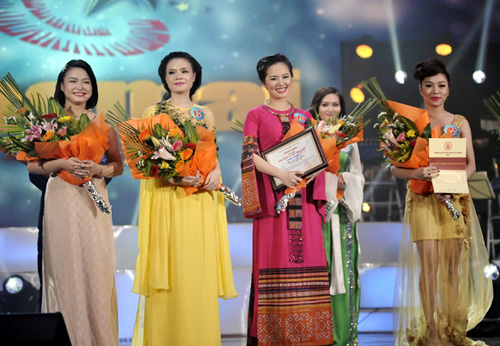 Giải nhì gồm Đinh Thị Trang, Thụy Miên, Thùy Dung, Hồng Chinh