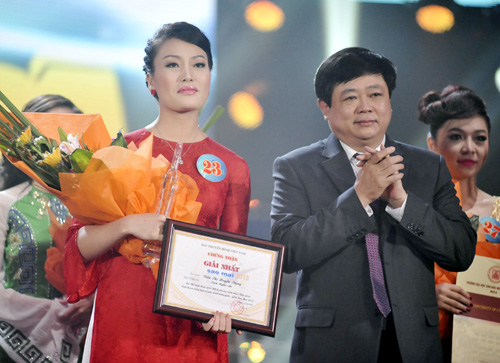 Huyền Trang nhận giải nhất
