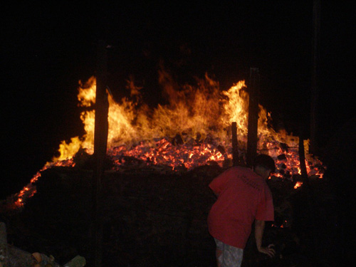 Dãy lò đốt than tại ấp Thanh Bình, xã An Bình bị thiêu rụi tối 31.8 