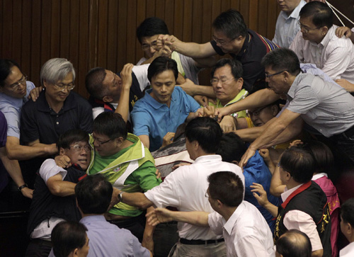 Cuộc ẩu đả tại nghị viện Đài Loan hôm 2.8 - d