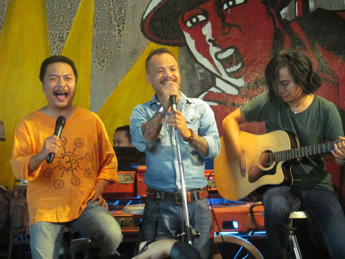 Trần Lập cùng thành viên nhóm Bức tường hát trong buổi ra mắt tự truyện - d