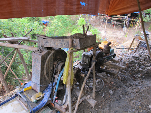 Máy móc dùng đãi vàng trái phép ở núi Chư Quynh trước khi bị giải tỏa - 1