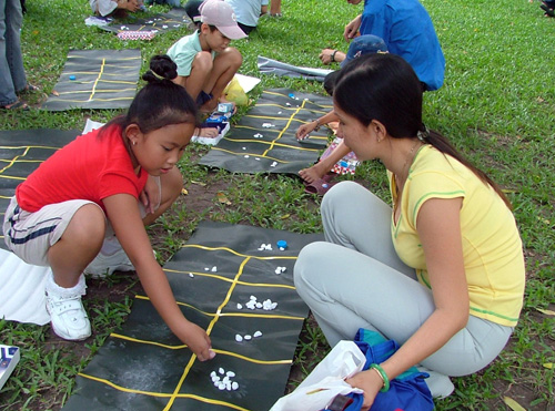 Cho trẻ tham gia những hoạt động ngoài trời , khám phá trò chơi dân dã là một trong những cách giảm lệ thuộc vào công nghệ - d