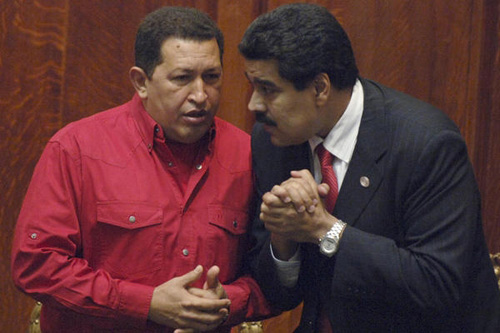 Venezuela cho rằng nhiều thế lực luôn nhằm vào Tổng thống Nicolas Maduro (phải) và người tiền nhiệm Hugo Chavez - d