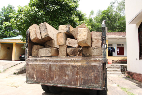 Chiếc xe và số gỗ tang vật tại Hạt kiểm lâm H.Đakrông