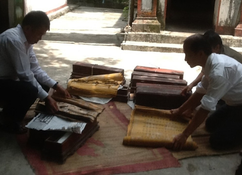 Nhóm cán bộ Bảo tàng Hà Tĩnh vừa phát hiện 139 đạo sắc phong cổ ở đền Cả - d
