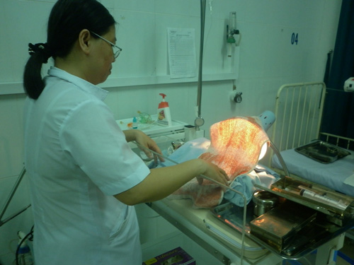 Con anh Nguyễn Văn Tin đang được chăm sóc đặc biệt tại Bệnh viện Nhi Quảng Nam 2