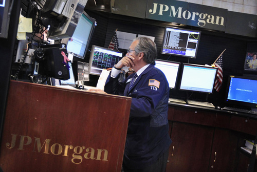 Một nhân viên của JPMorgan tại trung tâm giao dịch chứng khoán - d