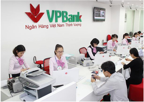 Khách hàng giao dịch tại VPBank - d