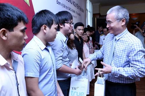 Ông Ngô Minh Hải, Phó tổng giám đốc Tập đoàn TH, trao học bổng cho các sinh viên - d