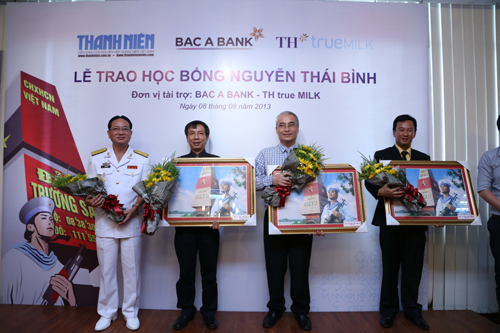 Đại tá Hà Xuân Xứ trao quà của BTL Hải quân cảm ơn Báo Thanh Niên và các nhà tài trợ - d