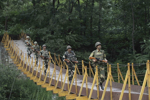 Lực lượng Ấn Độ tuần tra gần giới tuyến với Pakistan - d