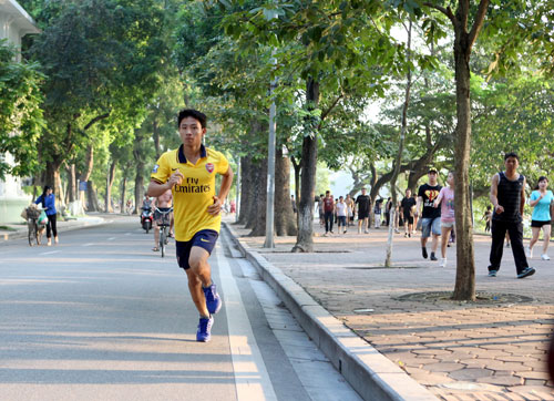 Running man Vũ Xuân Tiến lại chạy những bước chạy như hôm nào đuổi theo CLB Arsenal quanh hồ Gươm 3