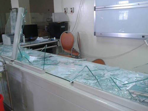 Vì bức xúc trước cái chết đột ngột, có nhiều uẩn khúc, gia đình nạn nhân Nguyễn Xuân Hồng đã xô xát với bảo vệ, làm vỡ máy móc và cửa kính của bệnh viện đa khoa Hà Tĩnh