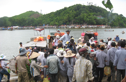 Hàng trăm người chen lấn xuống thuyền để sang sông tham dự lễ hội