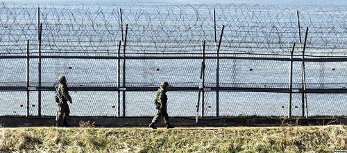 Binh sĩ Hàn Quốc tuần tra gần Khu phi quân sự liên Triều - d