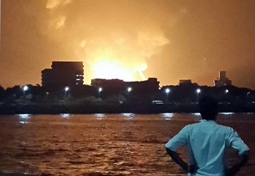 Vụ nổ làm đỏ rực trời đêm tại Mumbai - 1
