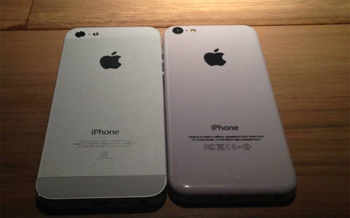 iPhone 5 (trái) được đặt kế iPhone 5C - 2
