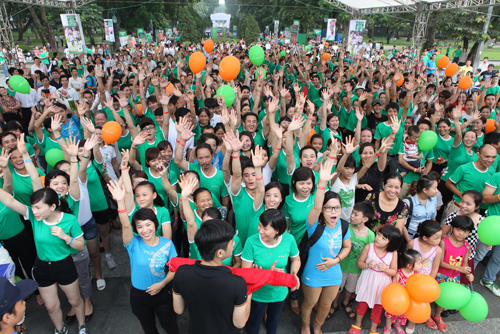 Nhiều nhà phân phối của Amway tụ họp tại Thủ đô Hà Nội để tham dự Ngày hội Nutrilite 2013 d