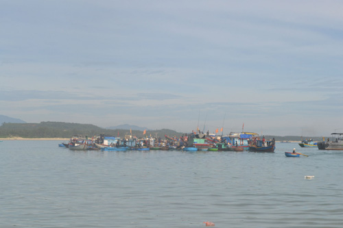 Sáng nay 18.8, hàng chục tàu cá tiếp tục tranh giành, lặn tìm cổ vật tại vùng biển Bình Châu  d