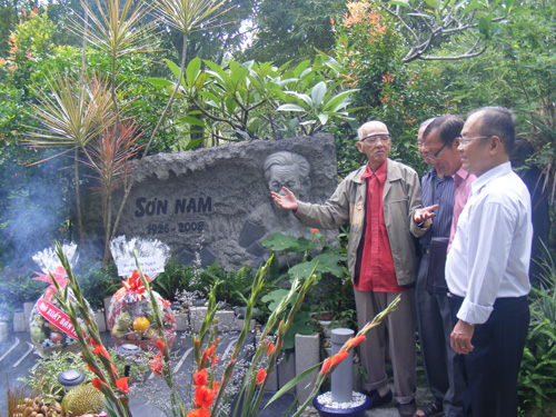 Nhà thơ Kiên Giang và người thân bên mộ Sơn Nam