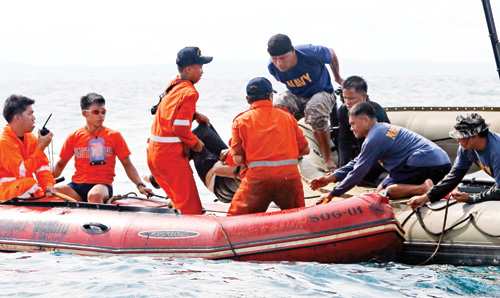  Lực lượng cứu hộ vớt một nạn nhân vụ chìm phà - d
