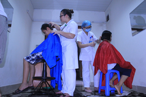 “Hiệu cắt tóc” là đoạn hành lang trước Khoa Điều trị hóa chất H7