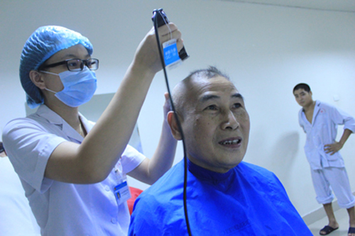 Hơn 3 năm ở viện, ông Nguyễn Đình Thìn (Thái Bình) đã nhiều lần được cắt tóc miễn phí