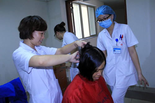 Điều dưỡng Hoàng Phương Linh (phải) đang học nghề từ đồng nghiệp