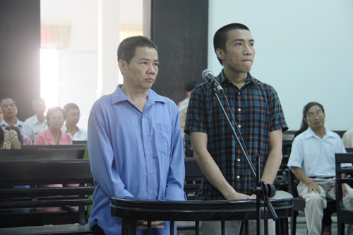 Hai bị cáo Hùng (trái) và Hà tại phiên tòa