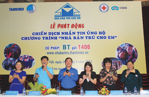 Đại sứ Xuân Bắc (thứ hai từ trái qua) và các đại biểu nhắn tin ủng hộ chương trình Nhà bán trú cho em - d