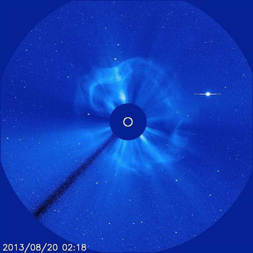 Thiết bị LASCO C3 của SOHO chụp được hình ảnh CME đang phóng về hướng Trái đất - d