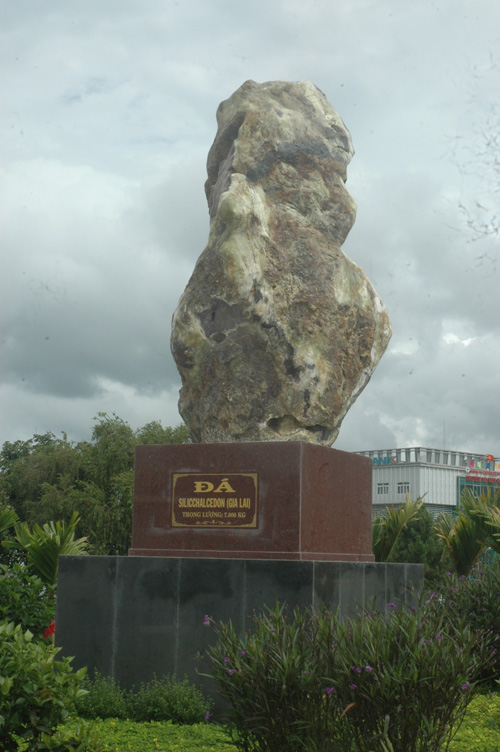 Hòn đá đang đặt ở trung tâm TP Pleiku (Gia Lai) sau khi bị sung công