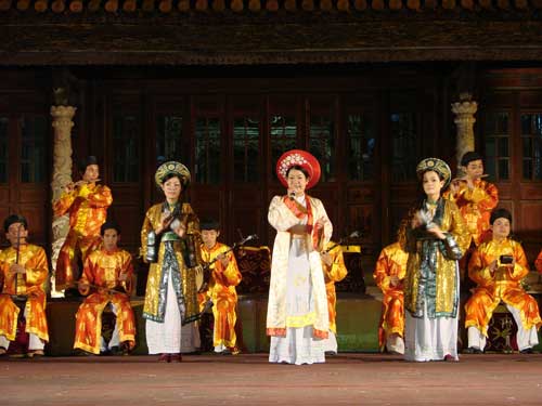 Biểu diễn ca Huế trước điện Thái Hòa (Đại nội Huế) phục vụ du khách trong dịp Festival Huế 2012 -d