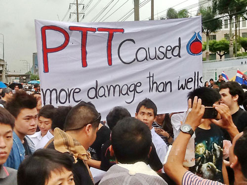 Biểu tình trước trụ sở PTT đòi không cho tăng giá xăng dầu - d