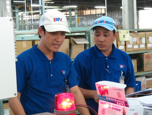 Anh Thái Anh Tuấn (phải) đang hướng dẫn cho thợ mới - d