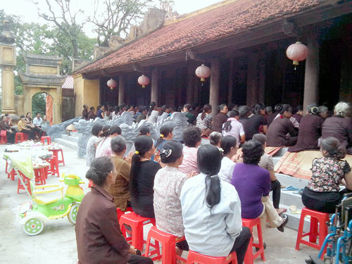 Người dân phải ngồi ngoài sân chùa để làm lễ vì đình Đệ Tứ thi công chậm tiến độ 