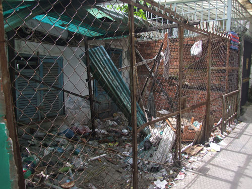 Nhà bỏ hoang thành bãi rác  d