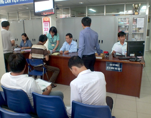 Người dân đang làm thủ tục sao y tại UBND P.Nguyễn Cư Trinh, Q.1 - d