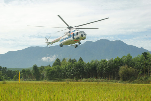 Chiếc trực thăng Mi – 17 đầu tiên đến khu vực động đất