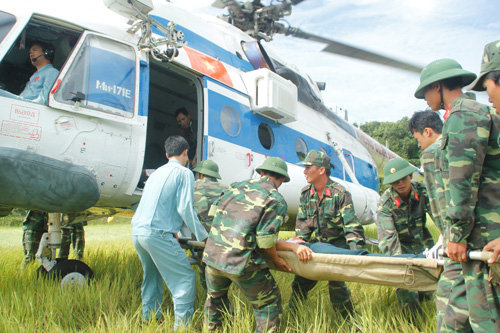 Chiếc máy bay Mi – 17 đầu tiên sẽ đưa các nạn bị thương nặng ra TP.Đà Nẵng để tiếp tục chữa trị