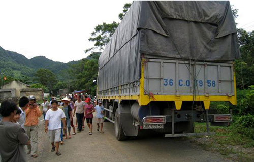 Chiếc xe tải bị nghi chở chất độc đi phi tang - d