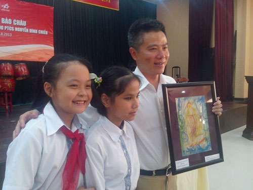 GS Ngô Bảo Châu và các học sinh Trường Nguyễn Đình Chiểu trong buổi tặng sách d