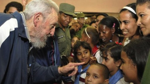 Ông Fidel Castro trong một chuyến thăm các cháu nhi đồng ở thủ đô Havana  d