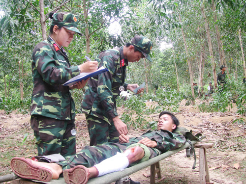 Các bác sỹ, y tá khoa khám bệnh khám ban đầu, phân loại thương binh, bệnh binh vào các khoa chuyên môn để điều trị