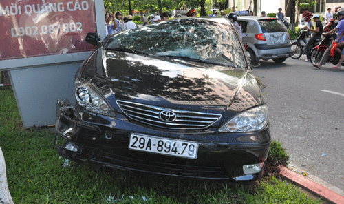  Tai nạn liên hoàn, xe ô tô “điên” khiến 2 người nhập viện  2