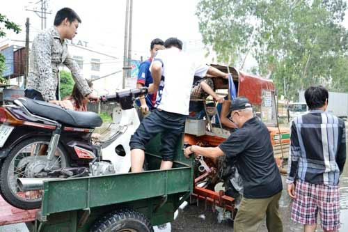 Người Hà Nội đi bằng xe cứu hộ trên phố 2