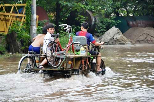 Người Hà Nội đi bằng xe cứu hộ trên phố 5